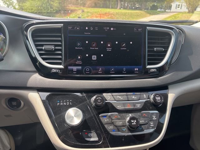 Used 2023 Chrysler Pacifica Touring-L FWD image 11