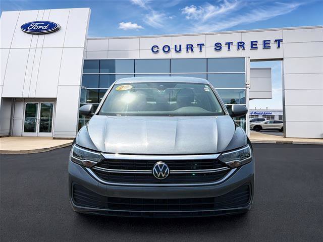 Used 2024 Volkswagen Jetta SE FWD image 2