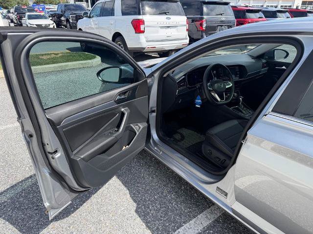 Used 2024 Volkswagen Jetta SE w/ Panoramic Sunroof Package FWD image 9