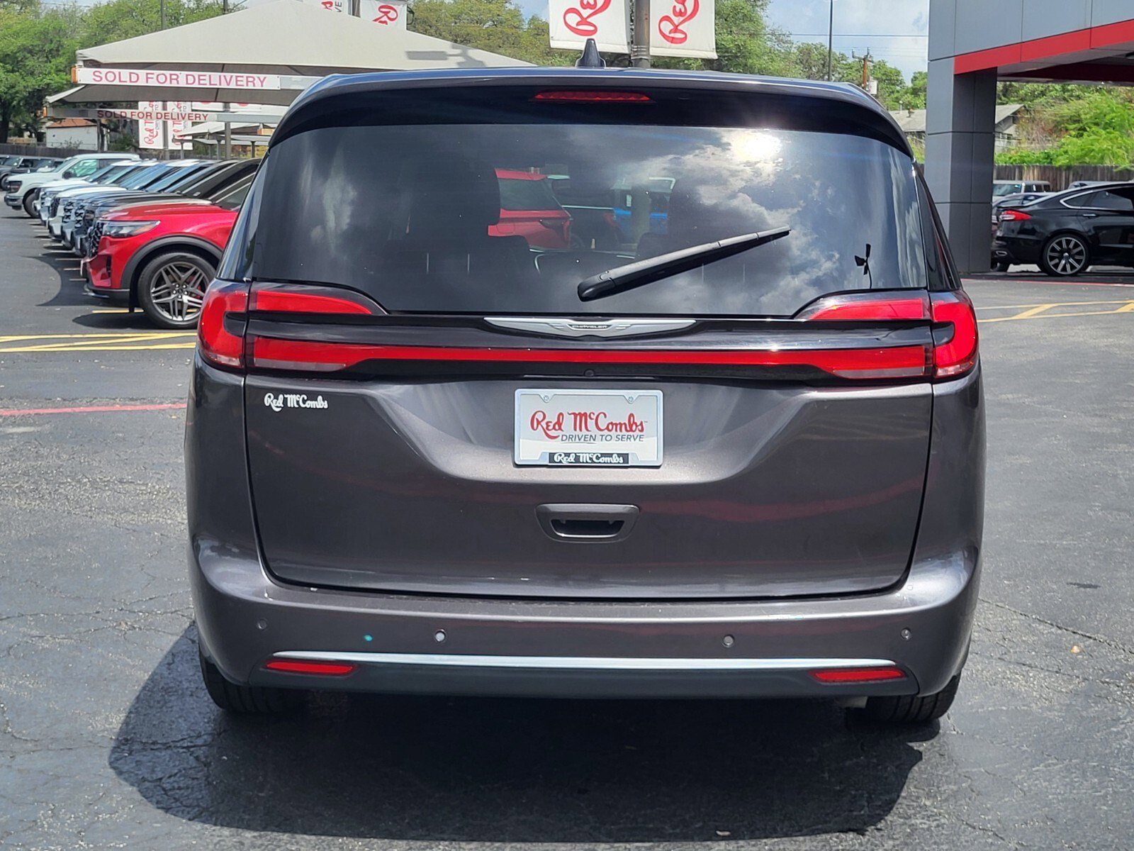 Used 2023 Chrysler Pacifica Touring-L FWD image 5