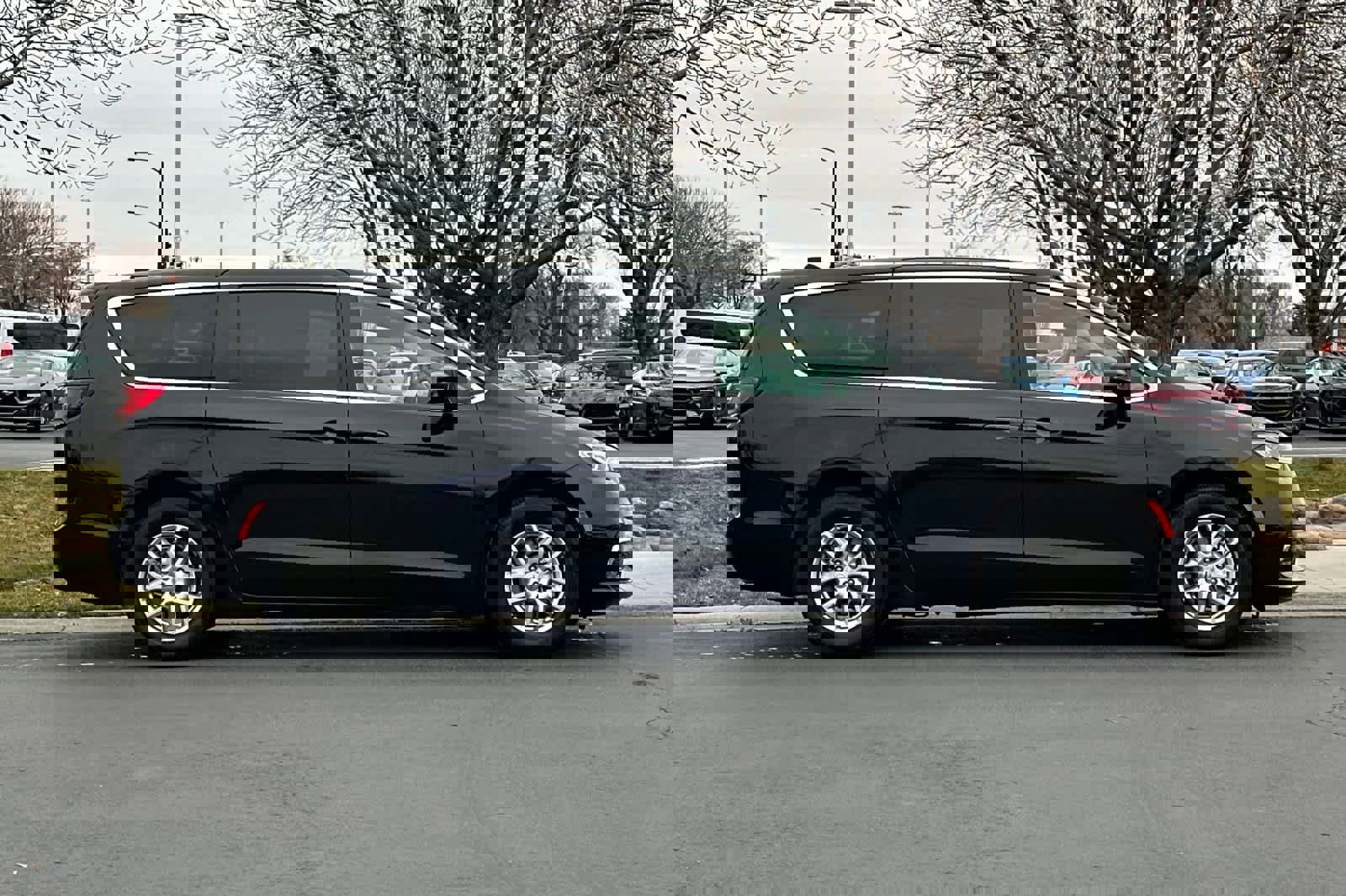 Used 2024 Chrysler Pacifica Touring-L image 8