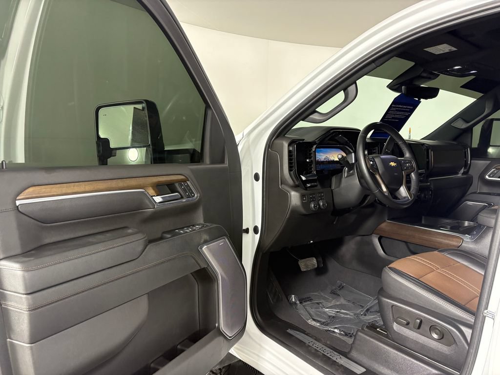 Used 2024 Chevrolet Silverado 2500 High Country w/ High Country Premium Package AWD/4WD image 12