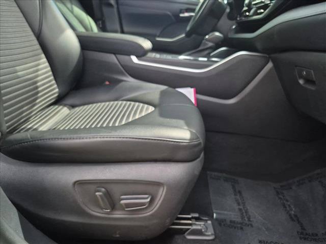 Used 2021 Toyota Highlander XSE FWD image 18