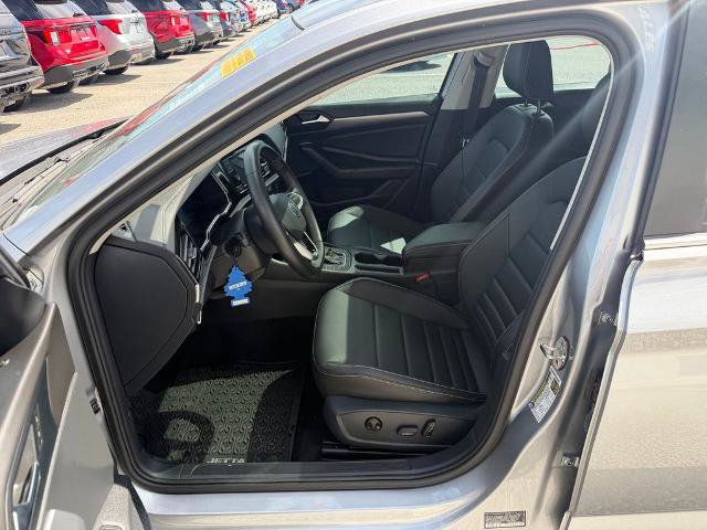 Used 2024 Volkswagen Jetta SE w/ Panoramic Sunroof Package FWD image 10