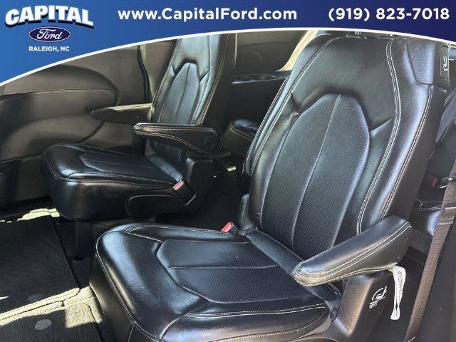 Used 2025 Chrysler Pacifica Select FWD image 18