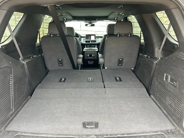 Used 2022 GMC Yukon SLT w/ SLT Premium Package image 11