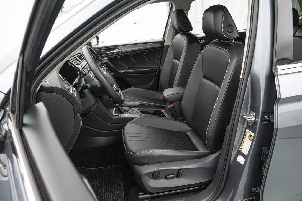 Used 2024 Volkswagen Tiguan SE w/ MDO Package, Three-Row FWD image 11