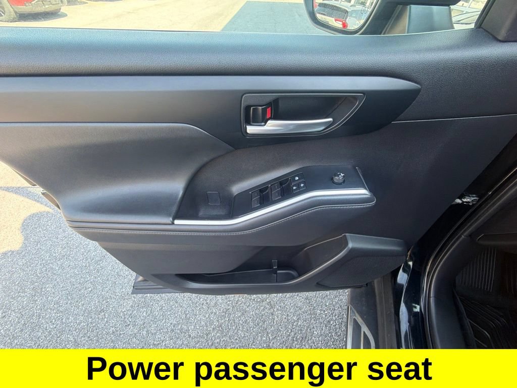 Used 2022 Toyota Highlander XLE AWD/4WD image 20