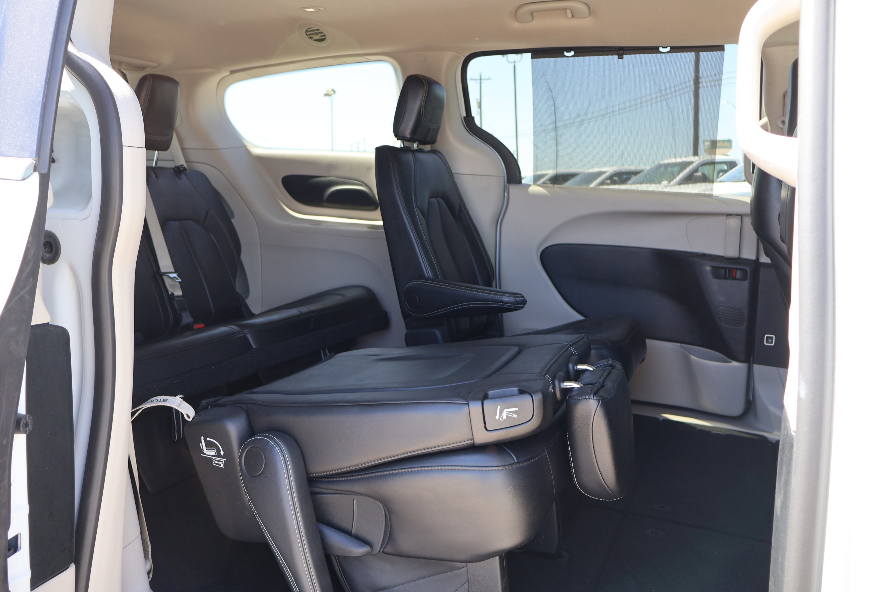 Used 2023 Chrysler Pacifica Touring-L image 32