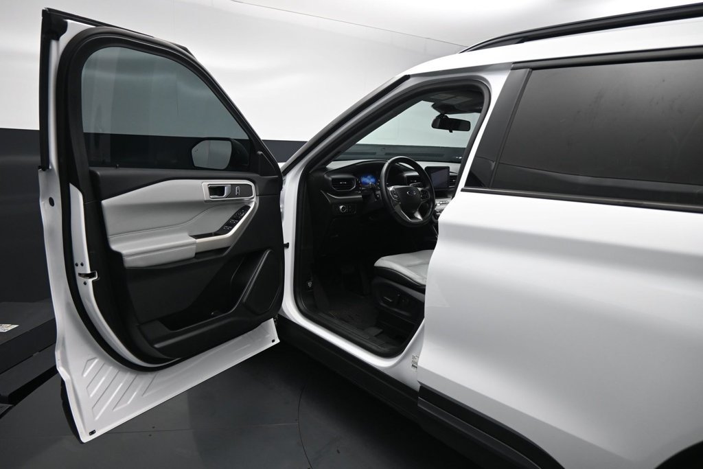 Certified 2021 Ford Explorer XLT w/ Equipment Group 202A RWD image 8