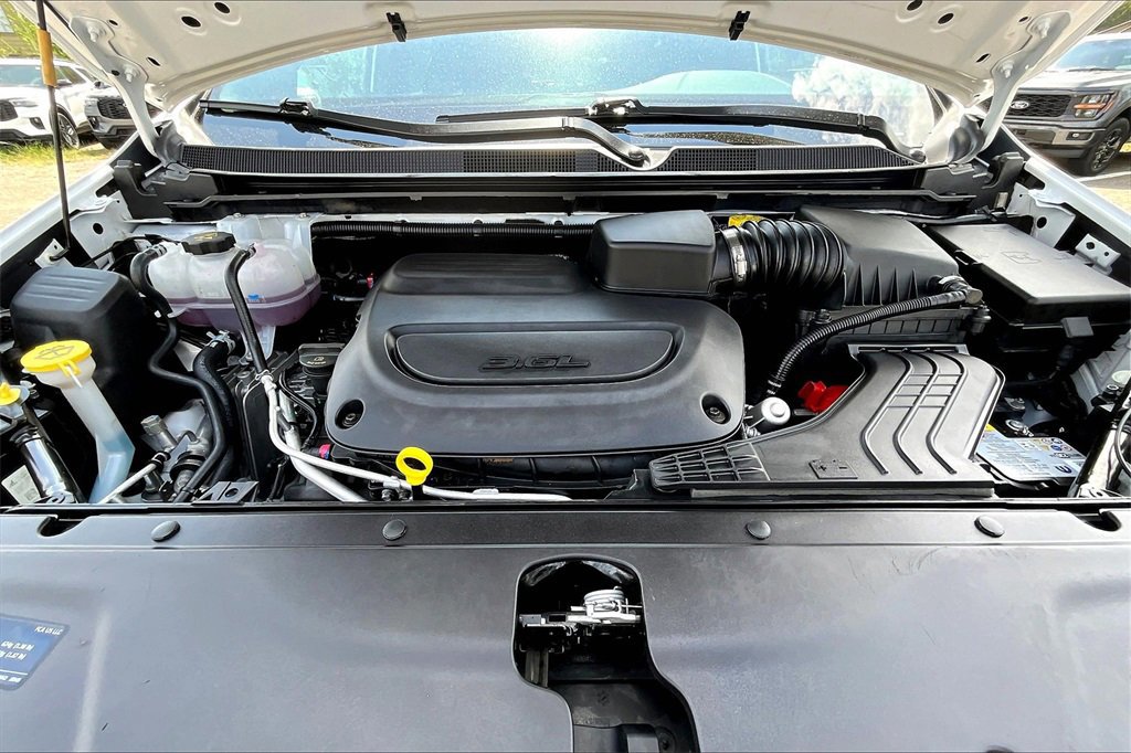 Used 2025 Chrysler Pacifica Select image 12