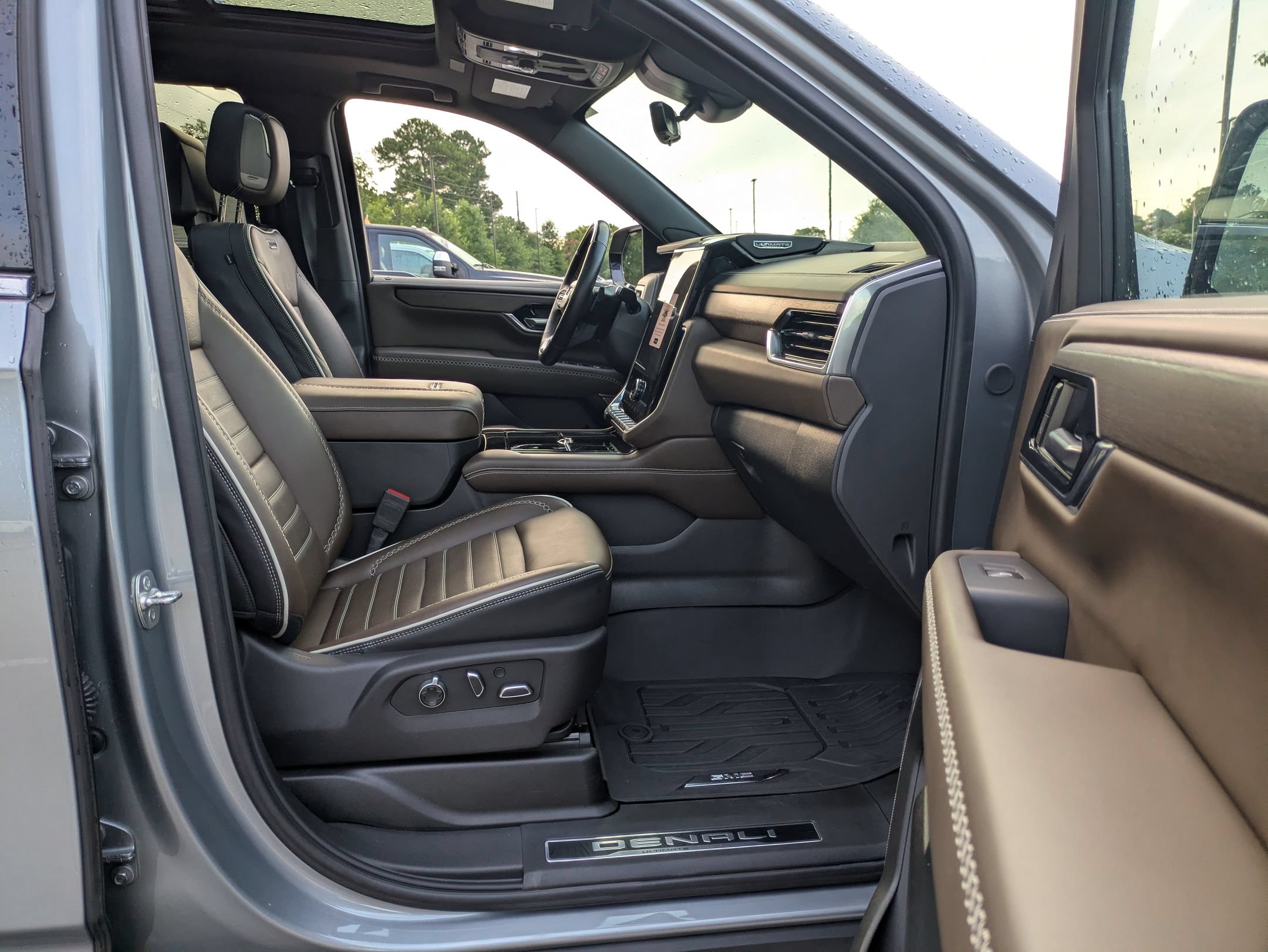 Used 2025 GMC Yukon Denali Ultimate AWD/4WD image 38