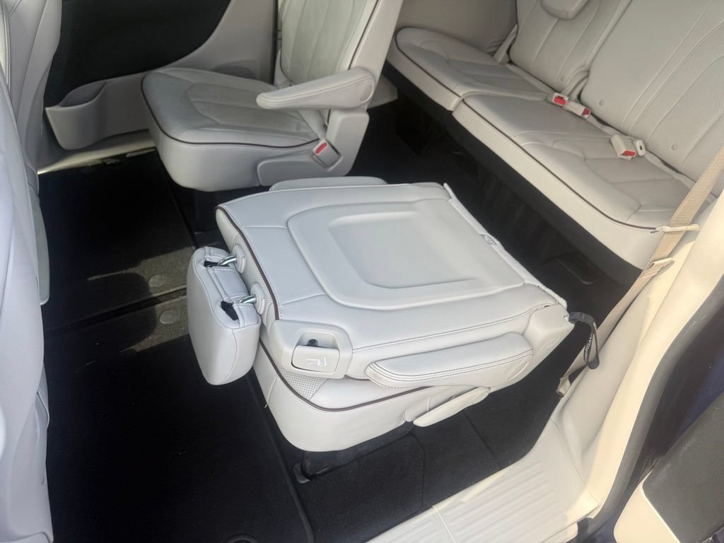 Used 2018 Chrysler Pacifica Limited w/ Advanced Safetytec Group FWD image 36