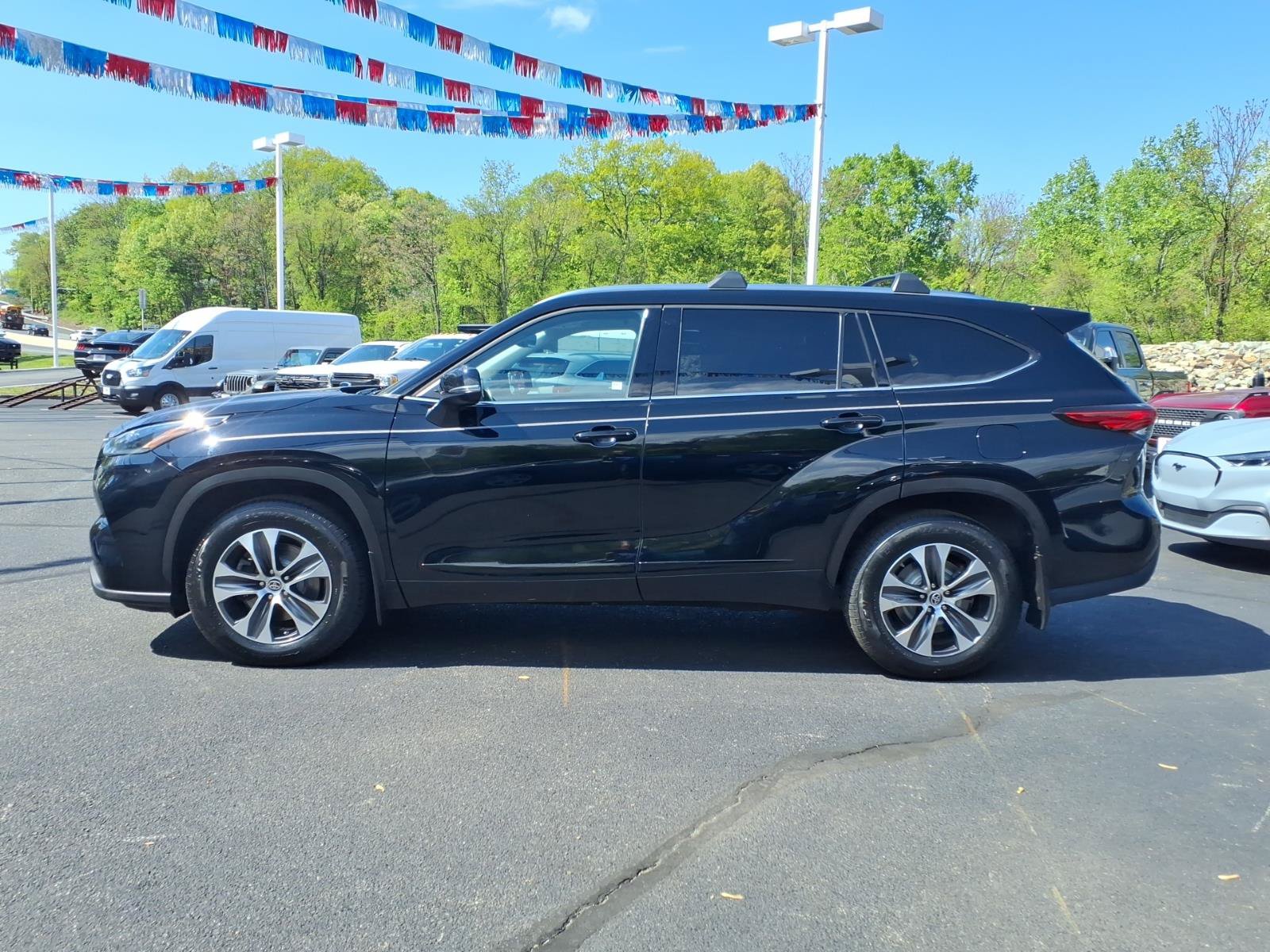 Used 2021 Toyota Highlander XLE AWD/4WD image 5