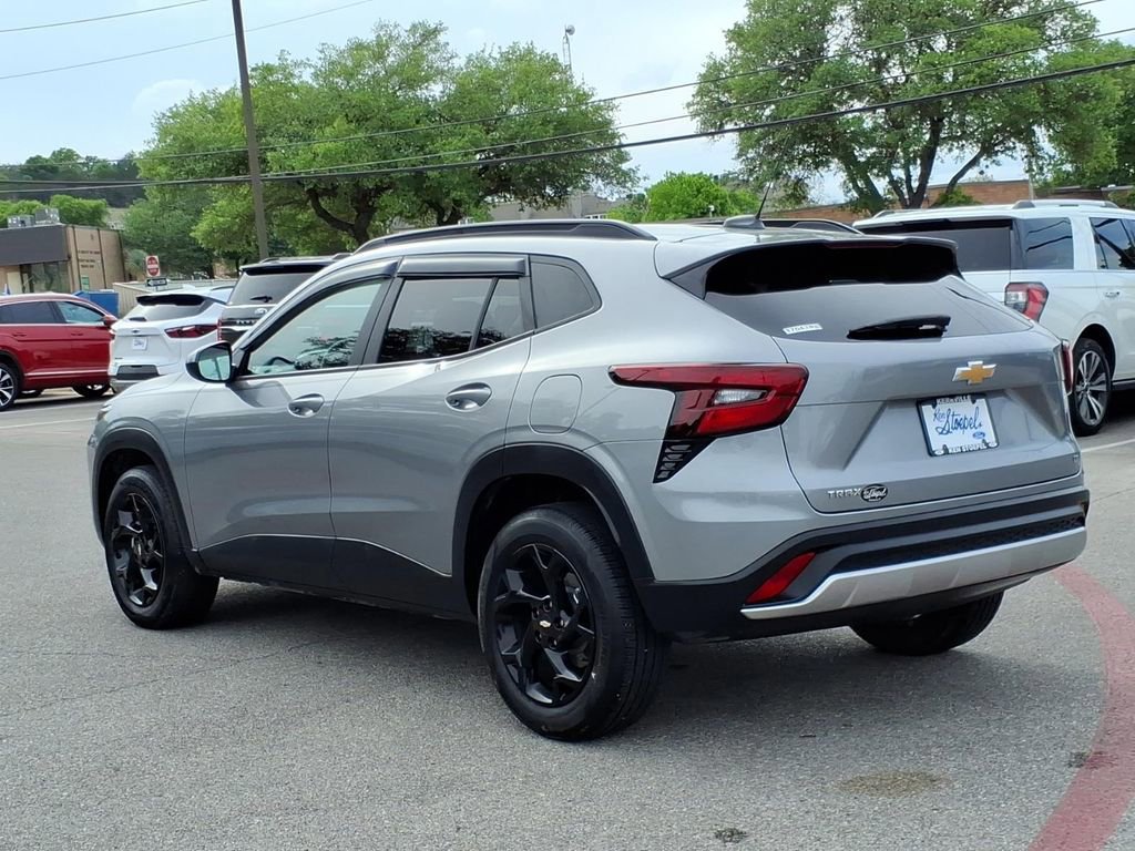 Used 2025 Chevrolet Trax LT w/ LT Convenience Package image 2