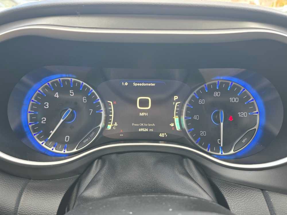 Used 2024 Chrysler Pacifica Touring-L FWD image 21