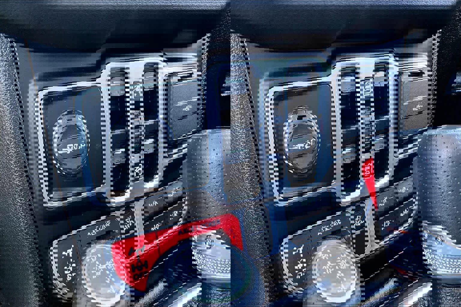 Used 2025 Jeep Gladiator Mojave AWD/4WD image 32