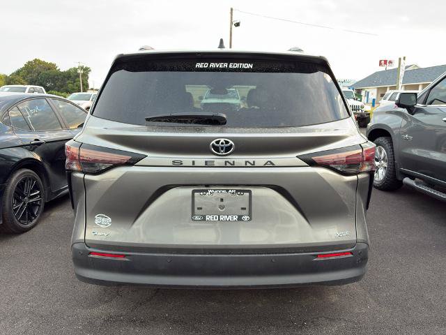 Used 2026 Toyota Sienna XLE FWD image 3