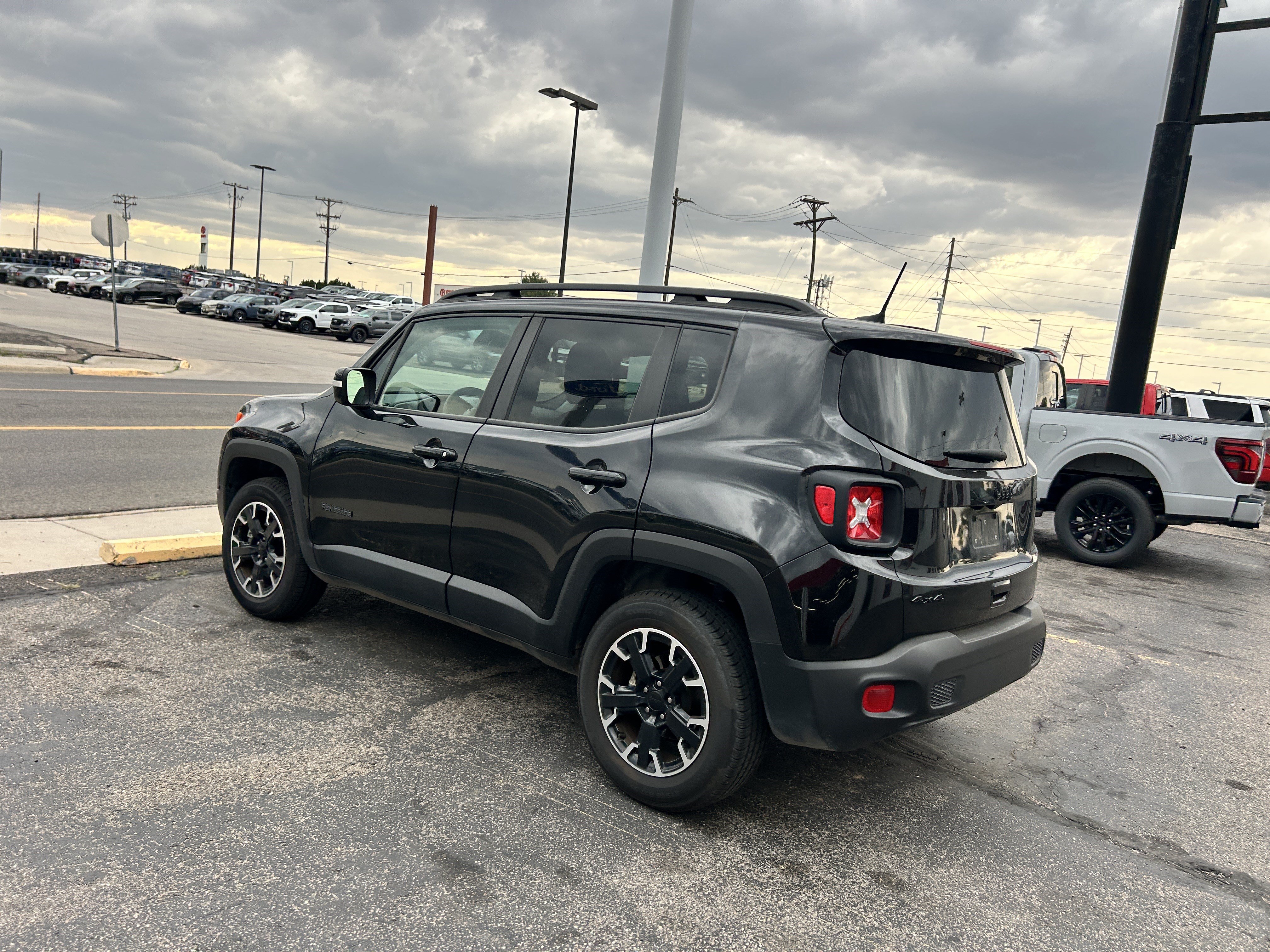 Used 2023 Jeep Renegade Latitude AWD/4WD image 3