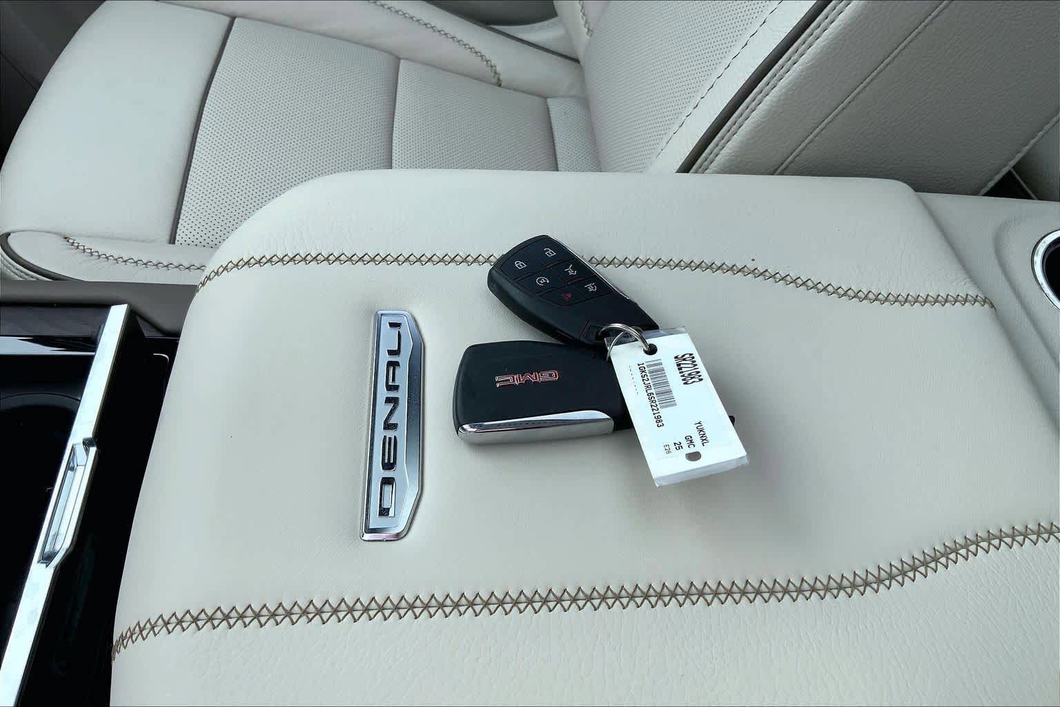 Used 2025 GMC Yukon XL Denali w/ Denali Reserve Package AWD/4WD image 15
