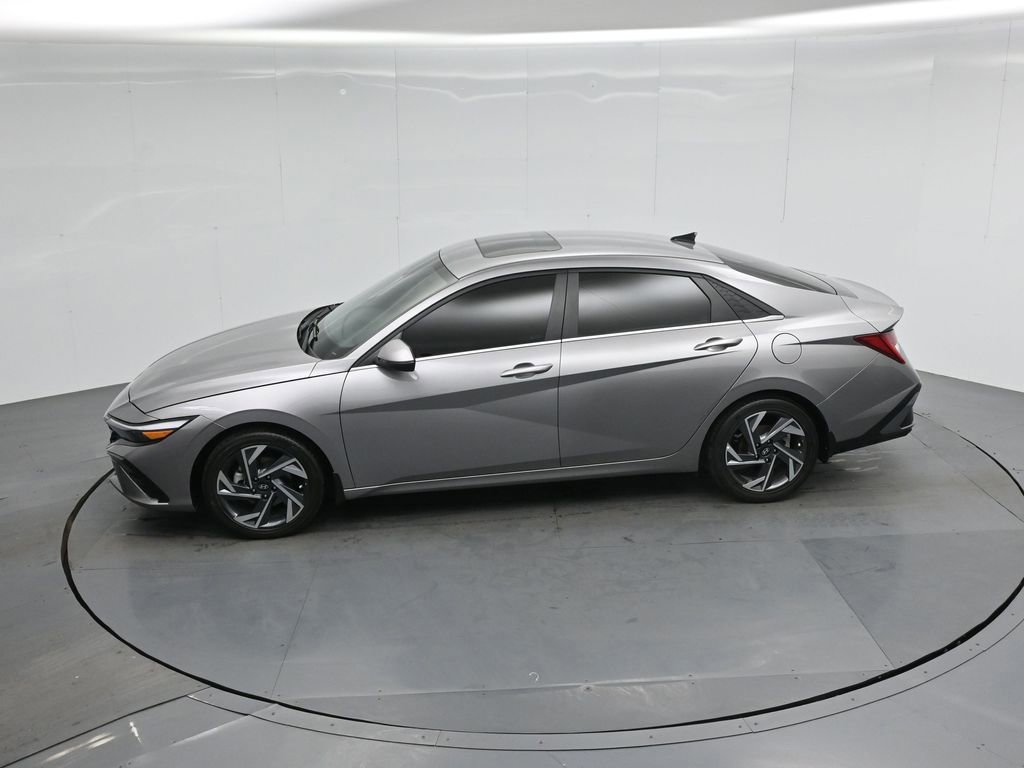 Used 2024 Hyundai Elantra Limited image 23