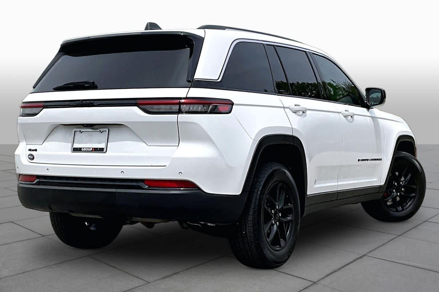 Used 2023 Jeep Grand Cherokee Laredo w/ Luxury Tech Group I AWD/4WD image 13