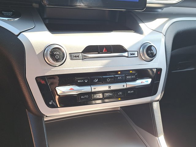 Certified 2022 Ford Explorer XLT w/ Equipment Group 202A image 34