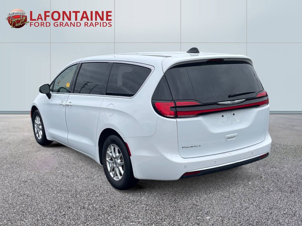 Used 2023 Chrysler Pacifica Touring-L FWD image 5