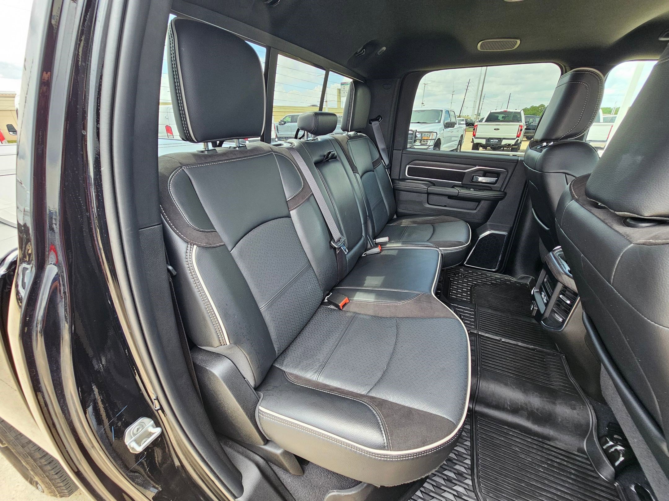 Used 2025 RAM 2500 Laramie AWD/4WD image 32