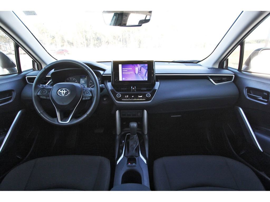 Used 2024 Toyota Corolla Cross LE image 12