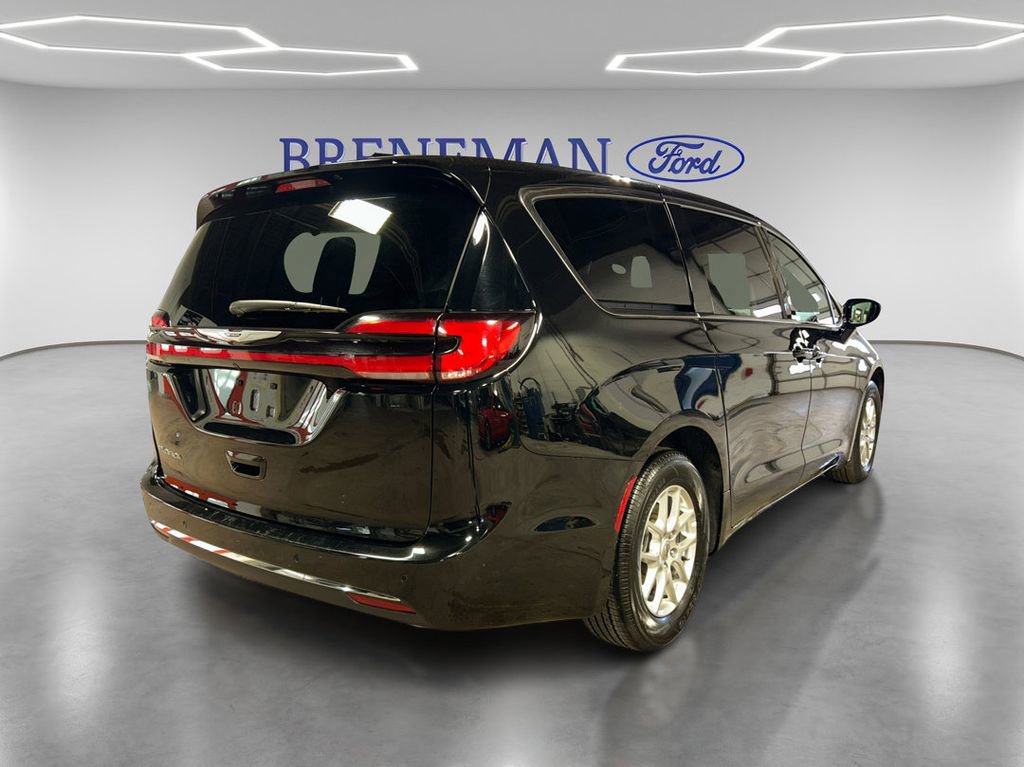 Used 2025 Chrysler Pacifica Select image 7