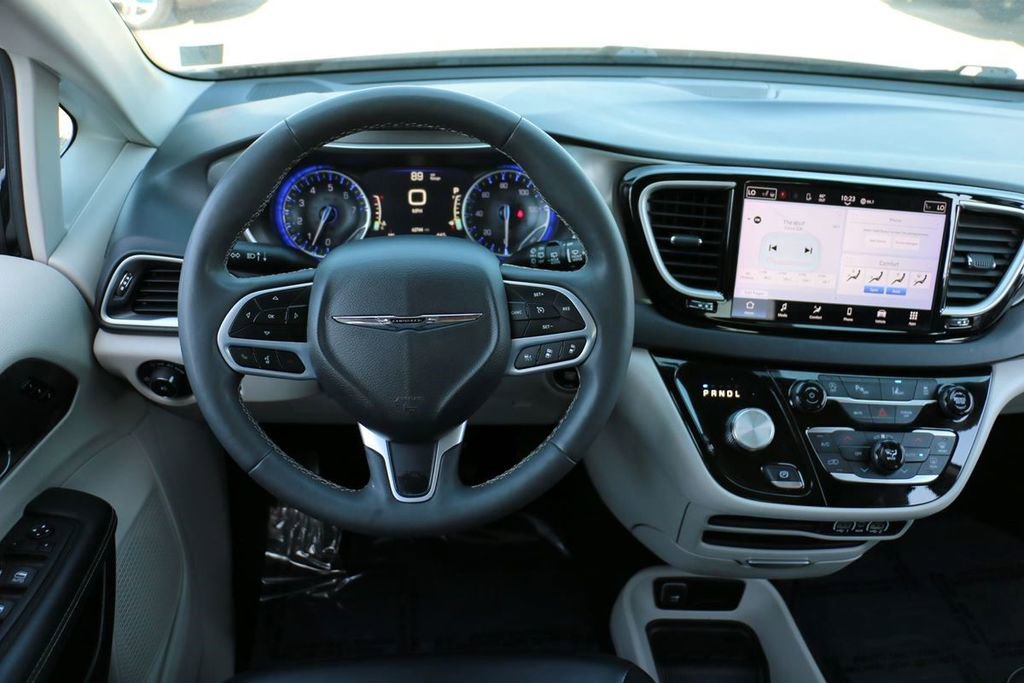 Used 2023 Chrysler Pacifica Touring-L FWD image 21
