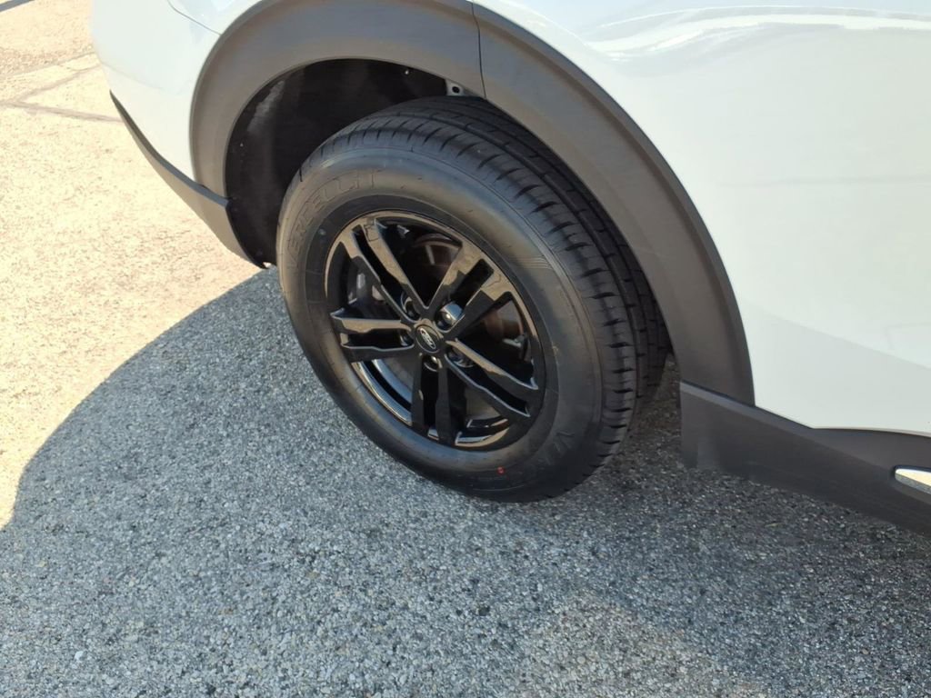 Certified 2023 Ford Explorer XLT w/ Equipment Group 202A AWD/4WD image 5