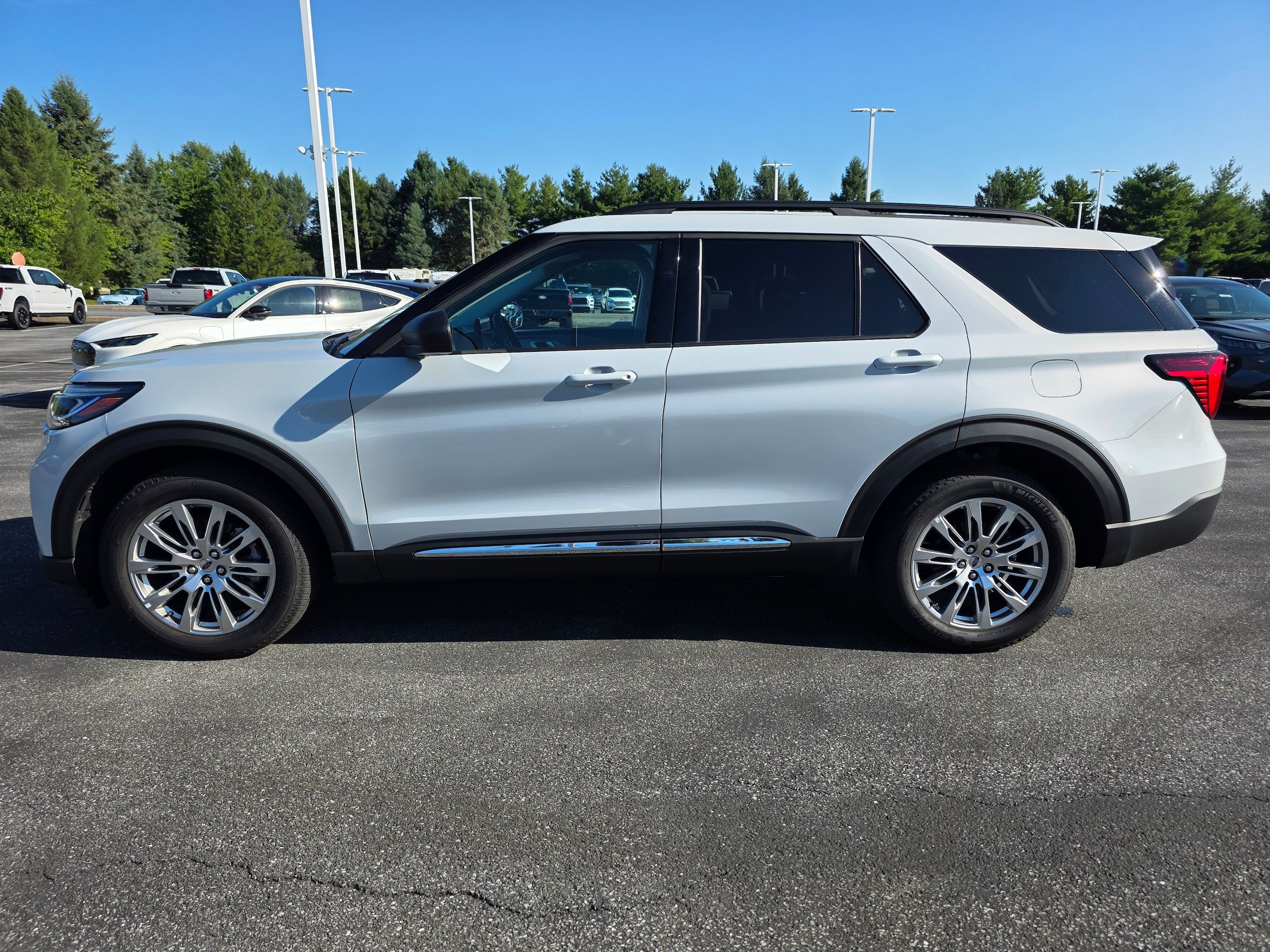 Certified 2025 Ford Explorer Active w/ Active Comfort Package AWD/4WD image 2