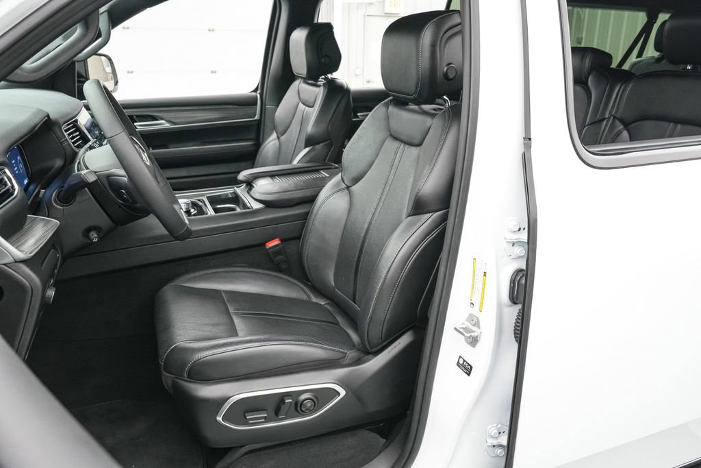 Used 2024 Jeep Wagoneer L Series II w/ Flexible Seating Group image 11