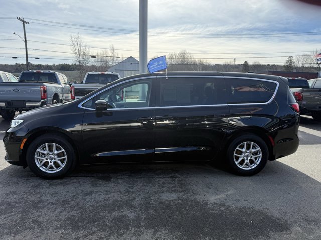 Used 2024 Chrysler Pacifica Touring-L FWD image 11