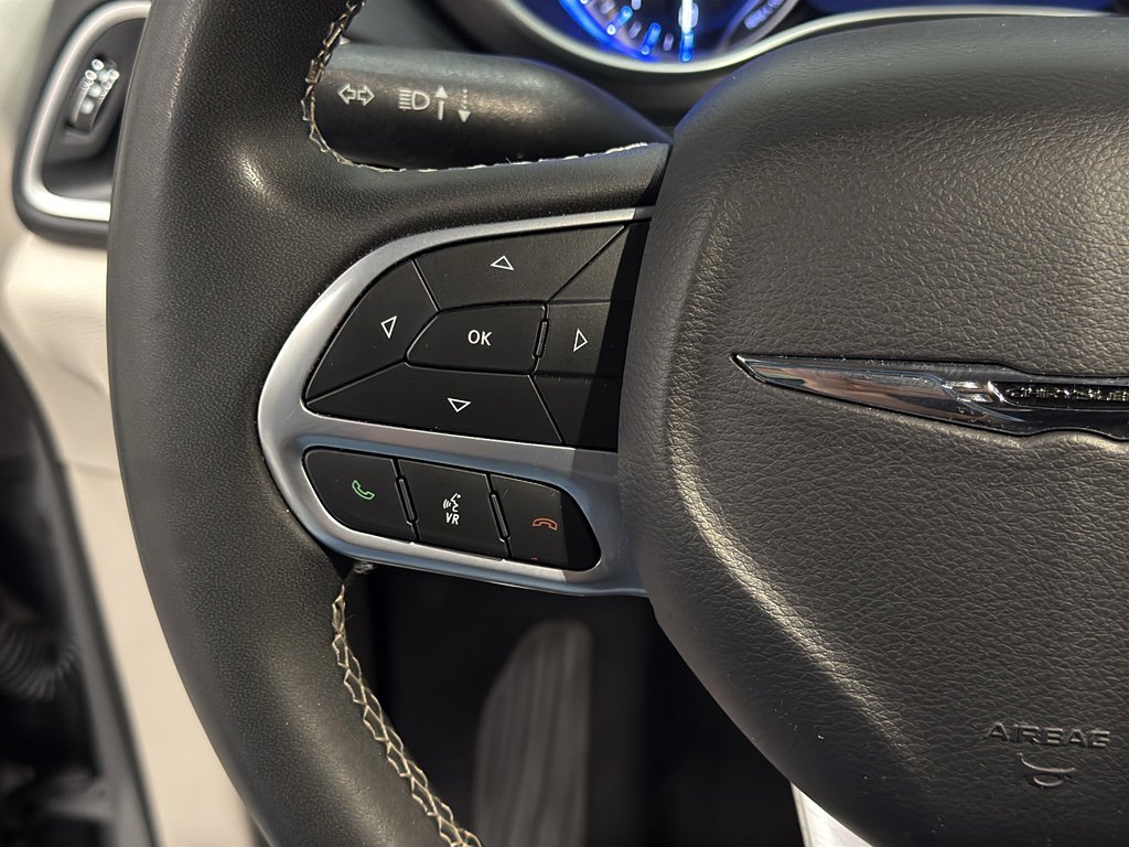 Used 2023 Chrysler Pacifica Touring-L image 14