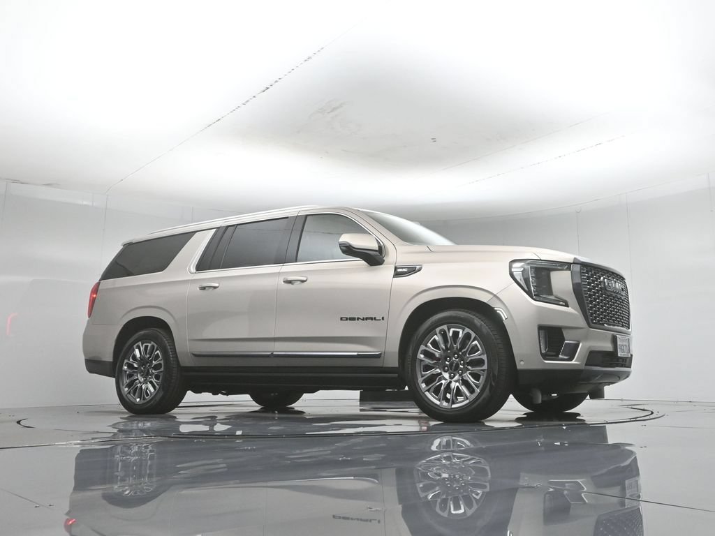 Used 2023 GMC Yukon XL Denali Ultimate AWD/4WD image 4