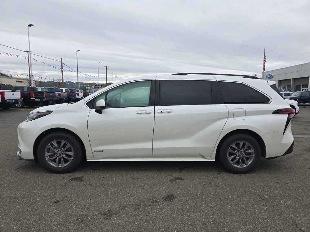 Used 2021 Toyota Sienna XLE image 2