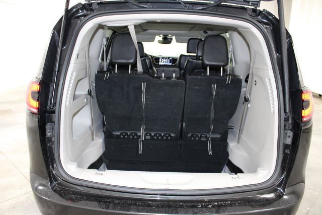 Used 2023 Chrysler Pacifica Limited FWD image 27
