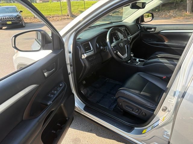 Used 2019 Toyota Highlander XLE AWD/4WD image 13