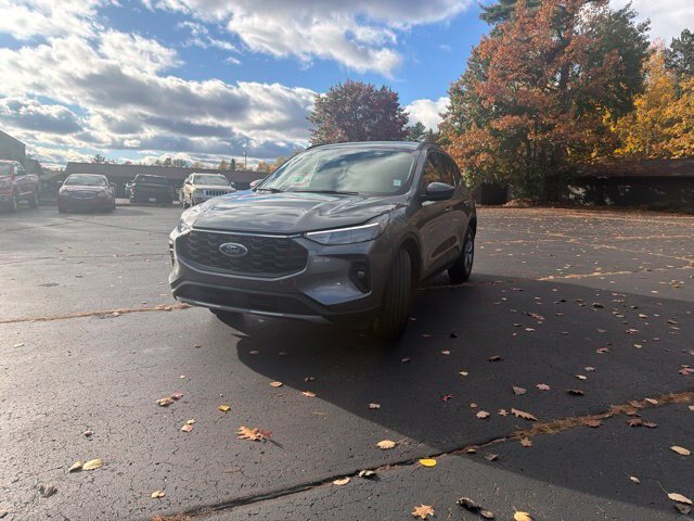 Certified 2025 Ford Escape ST-Line Select AWD/4WD image 4