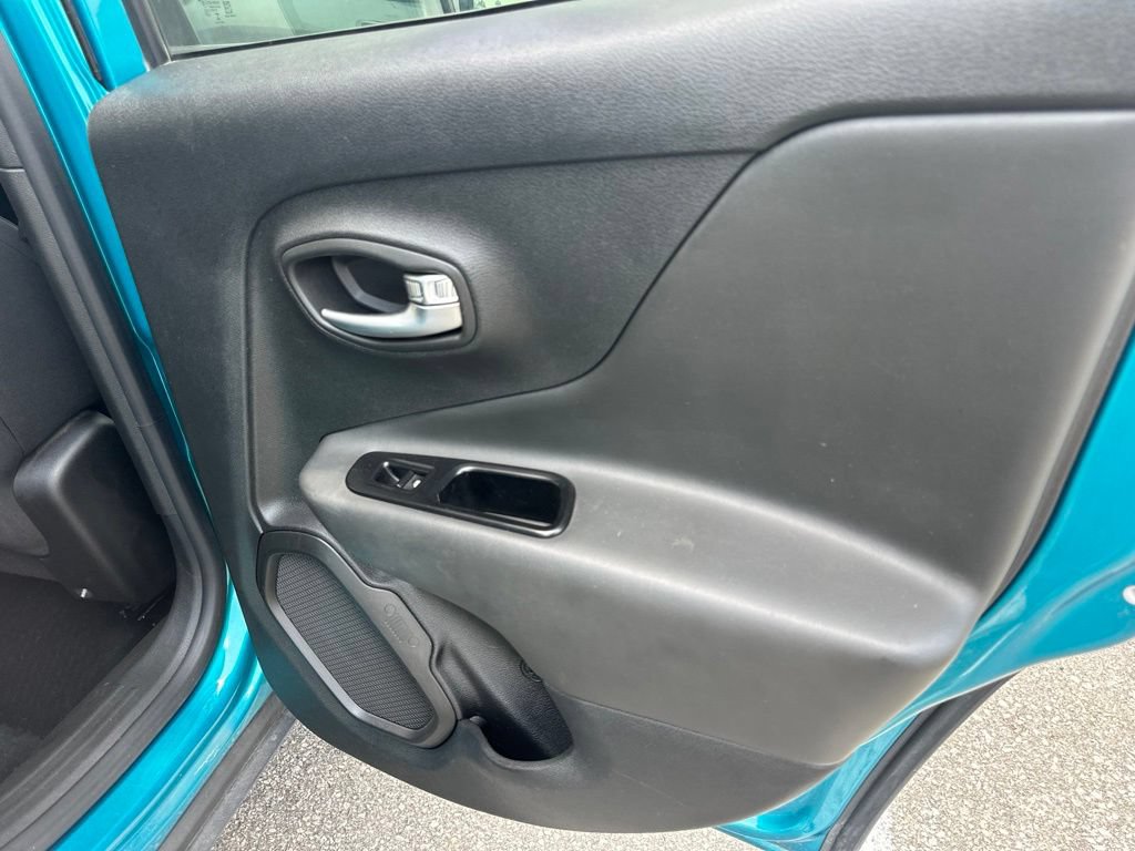 Used 2022 Jeep Renegade Latitude AWD/4WD image 25