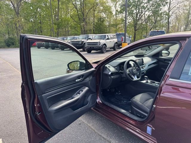 Used 2025 Nissan Altima 2.5 SV FWD image 11
