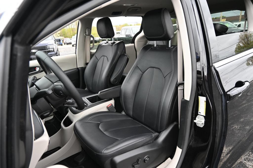 Used 2024 Chrysler Pacifica Touring-L AWD/4WD image 21