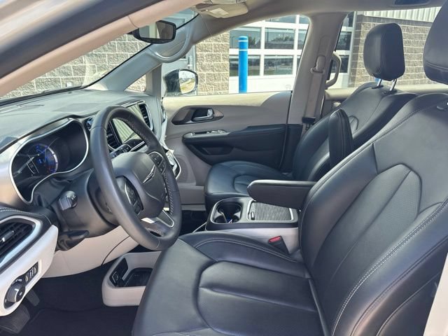 Used 2024 Chrysler Pacifica Limited FWD image 11