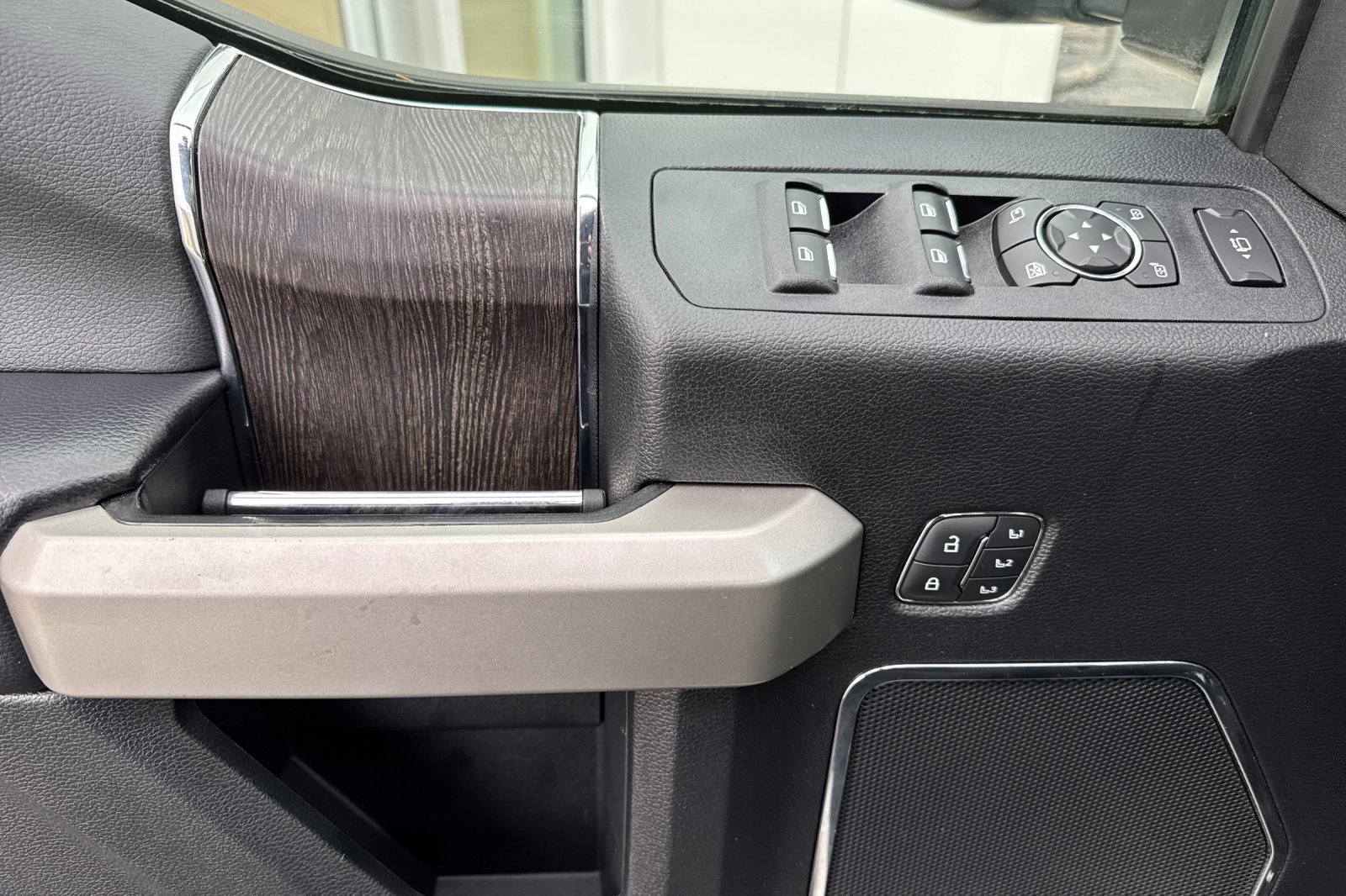 Certified 2021 Ford F350 Lariat w/ Tremor Off-Road Package image 11