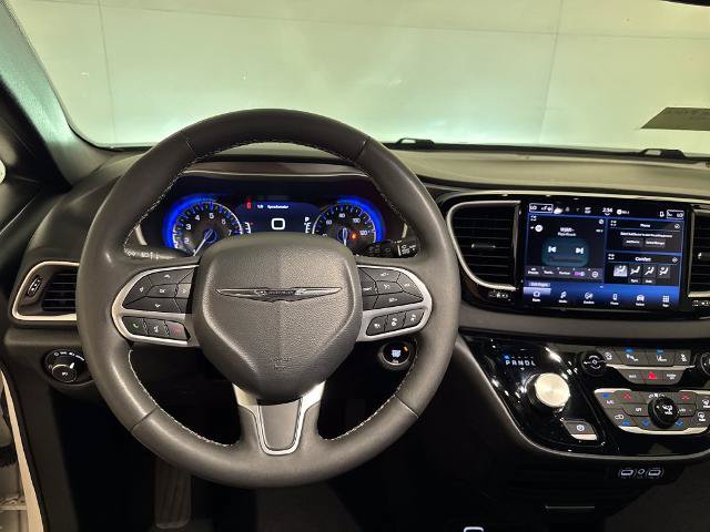 Used 2025 Chrysler Pacifica Select FWD image 8
