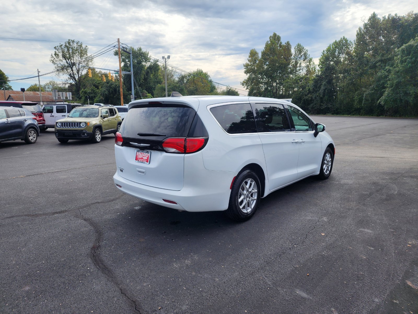 Used 2023 Chrysler Voyager LX FWD image 5