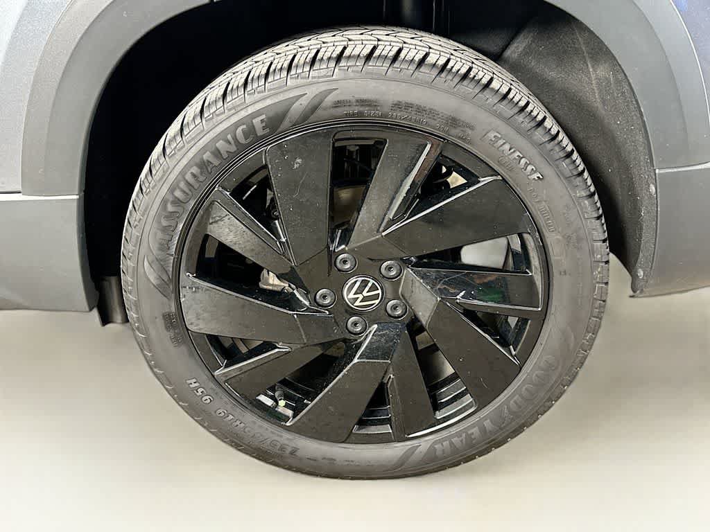 Used 2024 Volkswagen Taos SE w/ Panoramic Sunroof Package AWD/4WD image 8